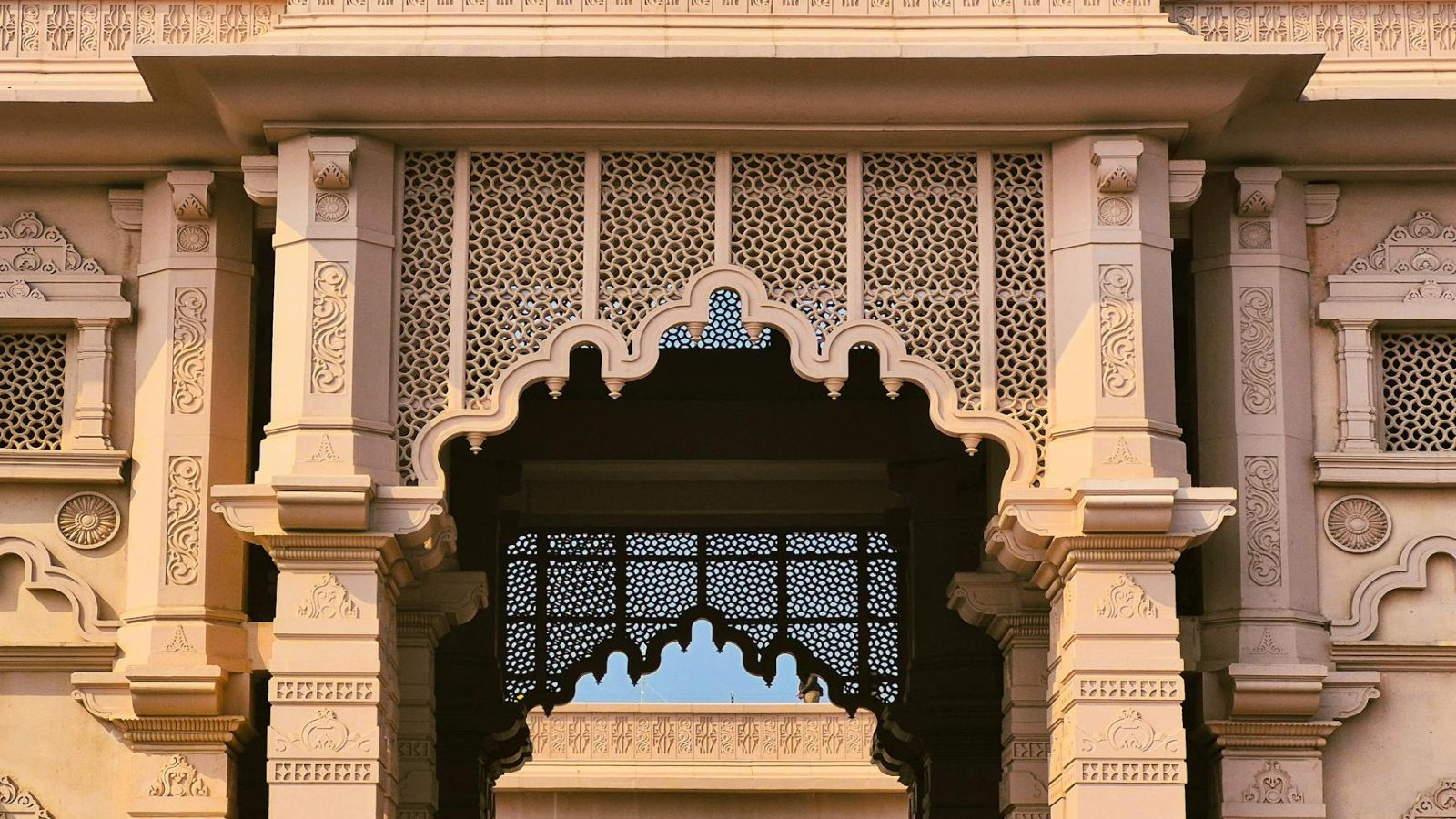 Ayodhya 2026: Ram Mandir Darshan, Booking, Timings & Trip Guide